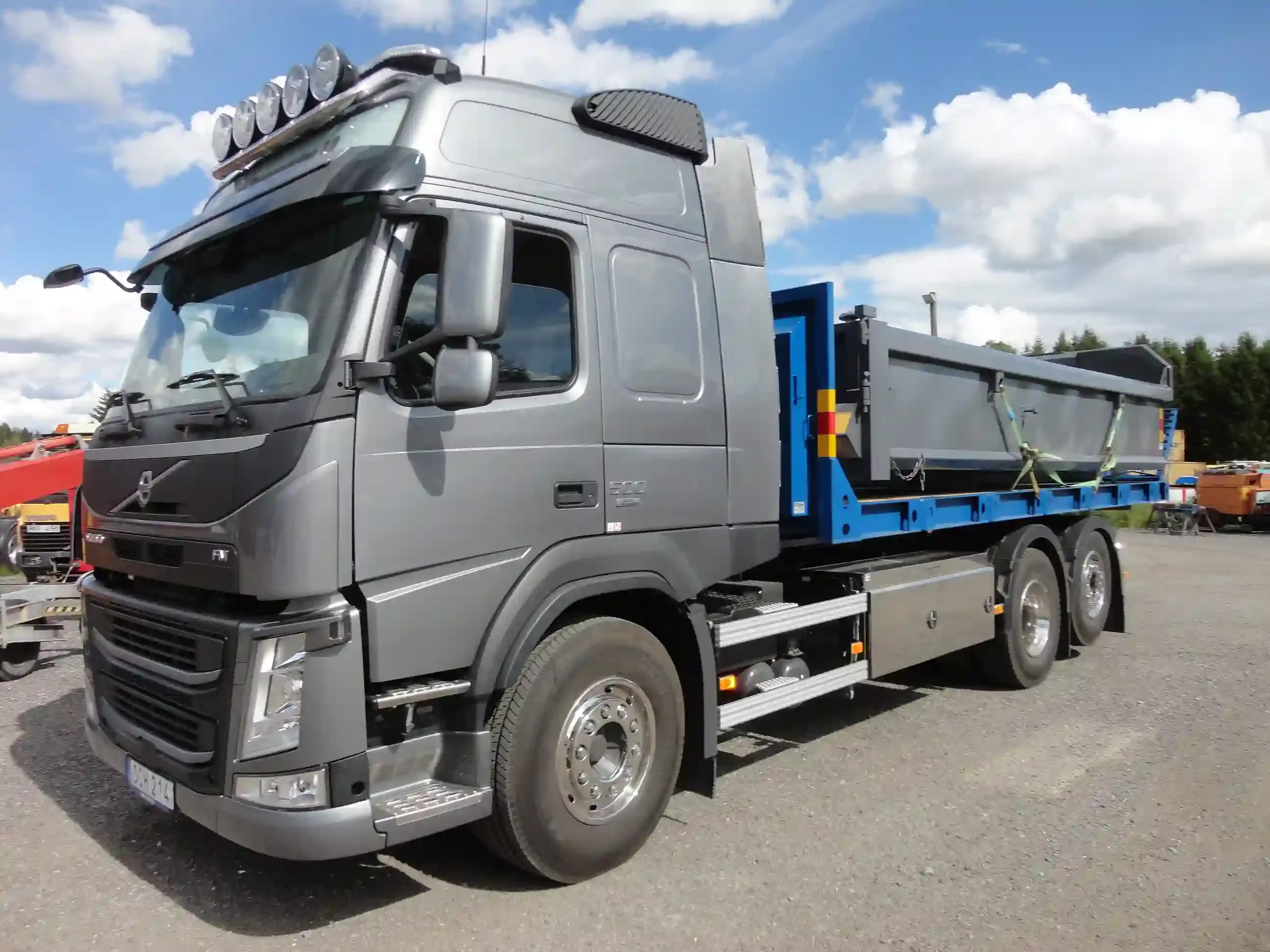 Volvo och Scania med flak 007